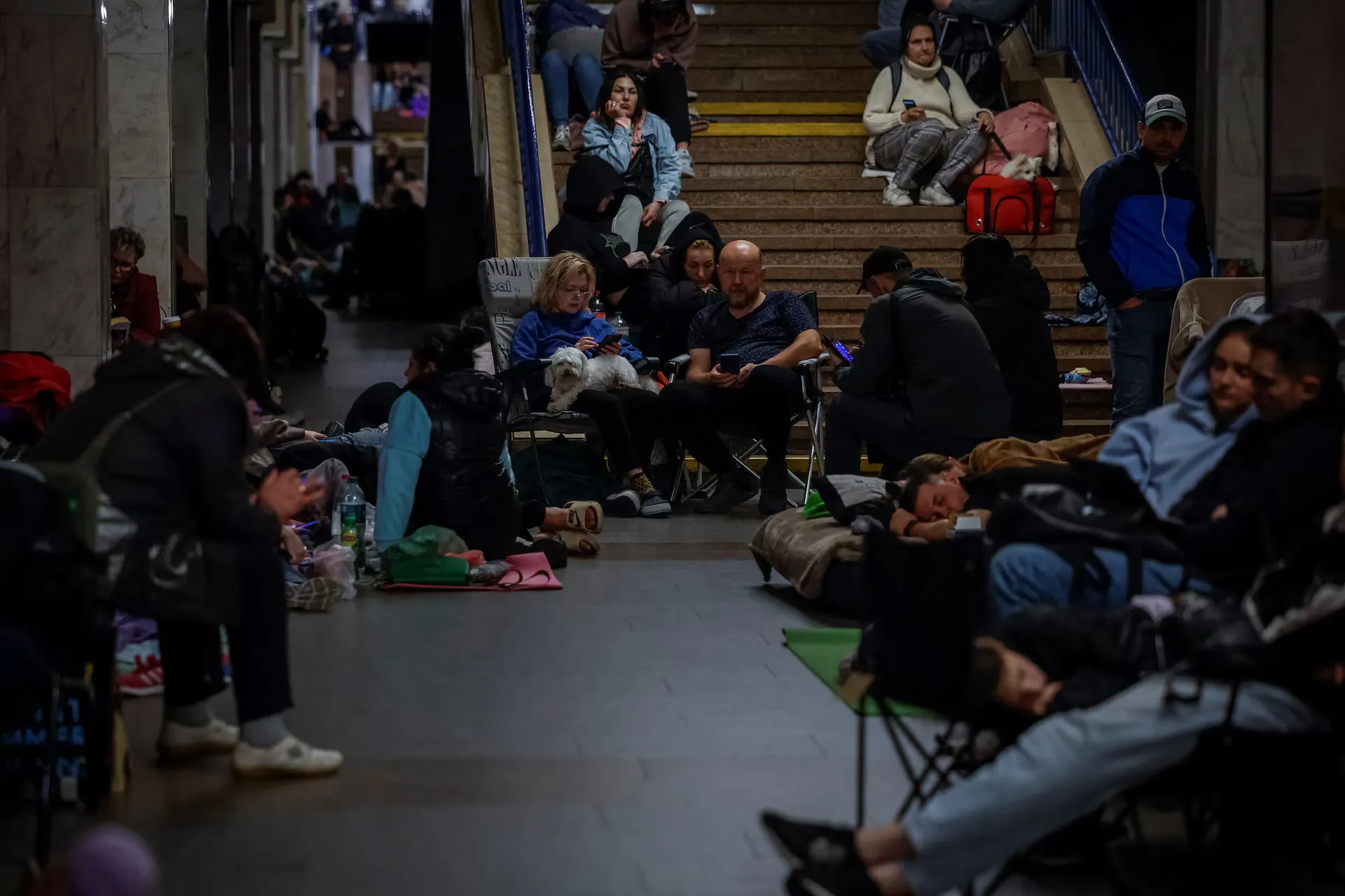 Люди ховаються в метро під час російського військового удару в рамках нападу Росії на Україну, Київ, Україна, 29 червня 2025 року. 